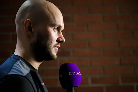 Färjestads Theodor Lennström blir intervjuad av C More