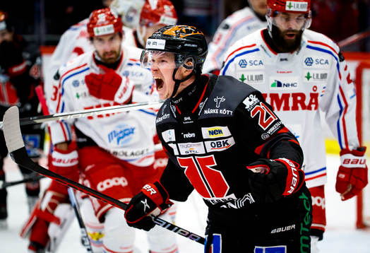 Örebros Linus Öberg gör 1-0 och jublar