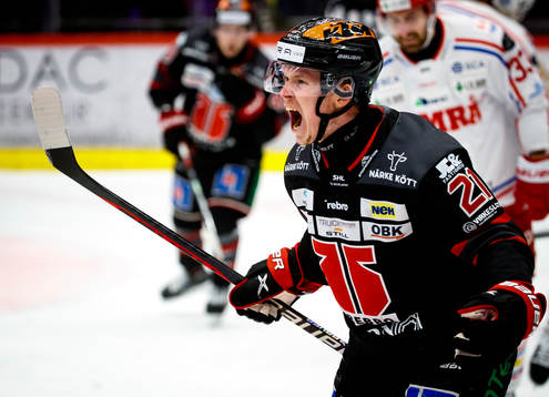 Örebros Linus Öberg gör 1-0 och jublar