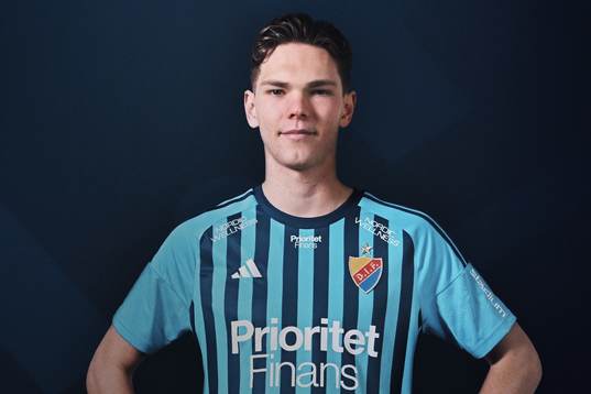 Philip Rolke poserar för ett porträtt sedan han skrivit på ett treårskontrakt med Djurgården den 30 mars 2023 i Stockholm. 