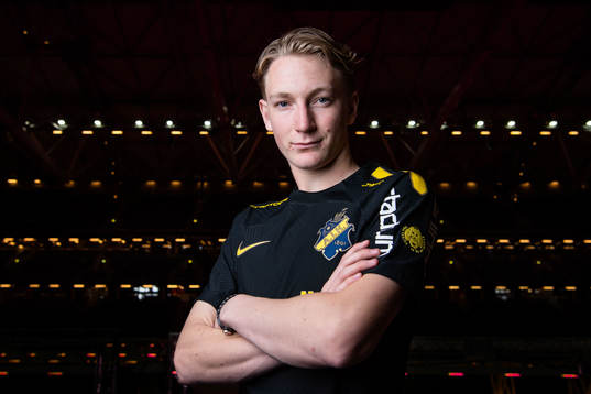 Hugo Aviander poserar för porträtt i samband med att han presenterats som nyförvärv