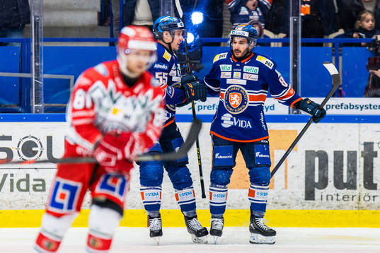 Växjös Miika Koivisto och Jayden Halbgewachs jublar