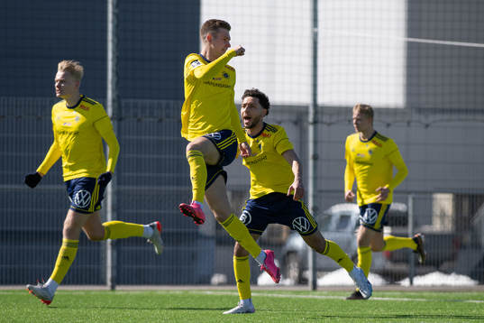 Ängelholms Niklas Svensson och Oussama Djafer-Bey jublar efter 1-0 målet