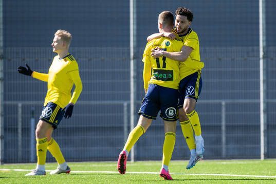 Ängelholms Niklas Svensson och Oussama Djafer-Bey jublar efter 1-0 målet