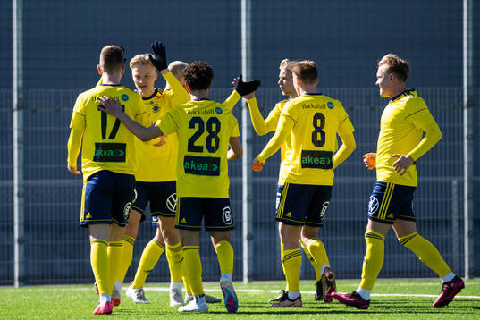 Ängelholms Niklas Svensson och Oussama Djafer-Bey jublar efter 1-0 målet