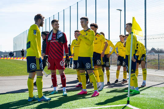 Ängelholms spelare gör sig redo för entré