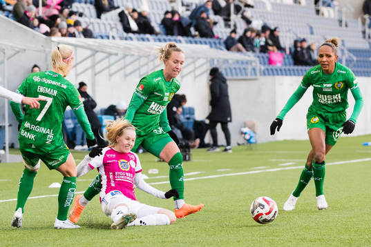 Hammarbys Adelina Engman, Julia Roddar och Madelen Janogy i kamp om bollen med IK Uppsalas Beatrice Gärds