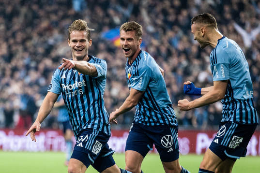 Djurgårdens Hampus Finndell jublar med Rasmus Schuller och