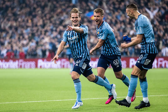 Djurgårdens Hampus Finndell jublar med Rasmus Schuller och