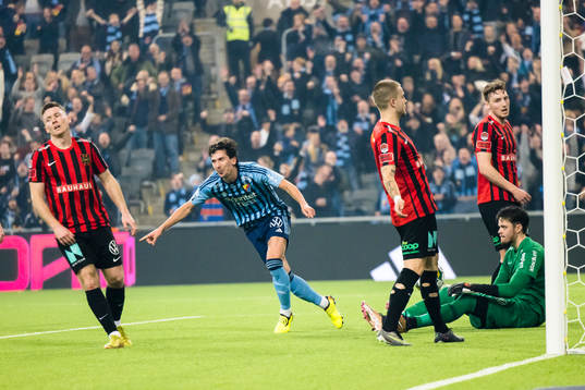 Djurgårdens Gustav Wikheim gör 2-0 bakom Brommapojkarnas målvakt Oscar Linnér