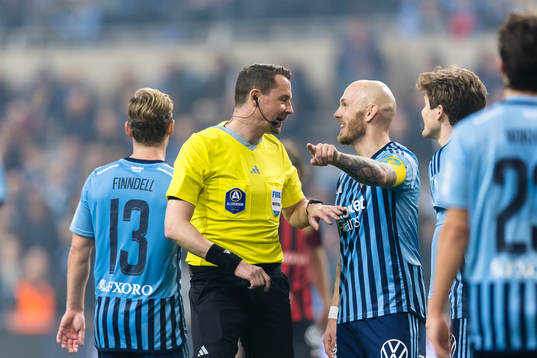 Djurgårdens Magnus Eriksson diskuterar med domare Andreas