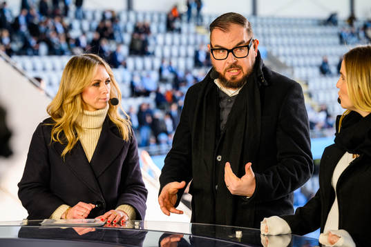Discoverys programledare Karin Frick tillsammans med Alexander Axén i studion