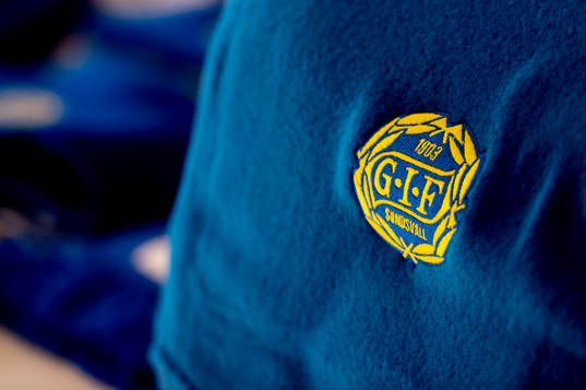 Halsduk med GIF Sundsvalls klubbemblem innan fotbollsmatchen i Superettan mellan GIF Sundsvall och Landskrona den 1 april 2023 i Sundsvall. 