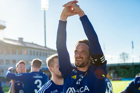 GIF Sundsvalls Linus Hallenius jublar