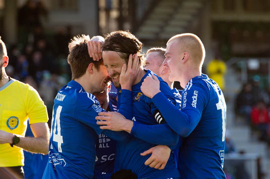 GIF Sundsvalls Johan Bengtsson klappar om Linus Hallenius som gjort 2-0