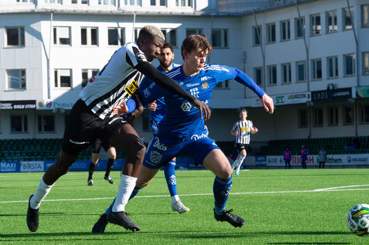 Landskronas Ousmane Diawara och GIF Sundsvalls Teodor Stenshagen