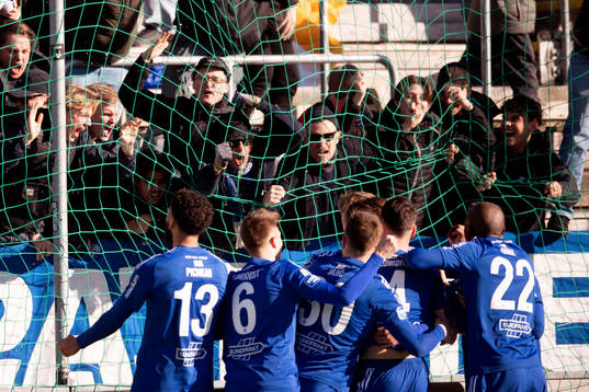 GIF Sundsvalls Teodor Stenshagen gör 1-0 och firar med