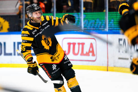 Skellefteås Oscar Möller jublar