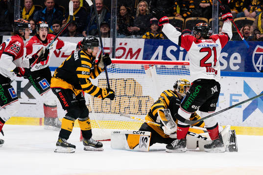 Örebros Linus Öberg jublar