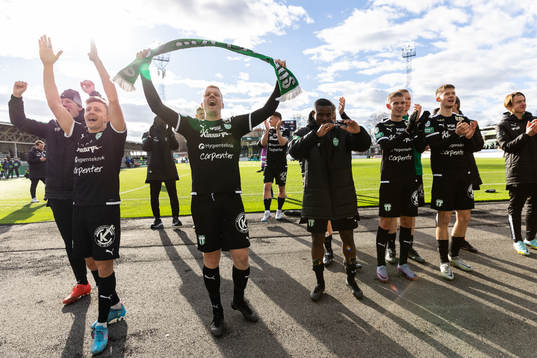 Västerås SKs Simon Gefvert, Jaheem Burke och Simon Johansson jublar med lagkamrater