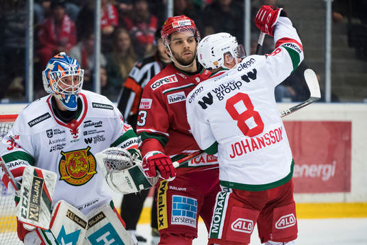 Modos Josh Dickinson och Moras Robin Johansson med målvakt