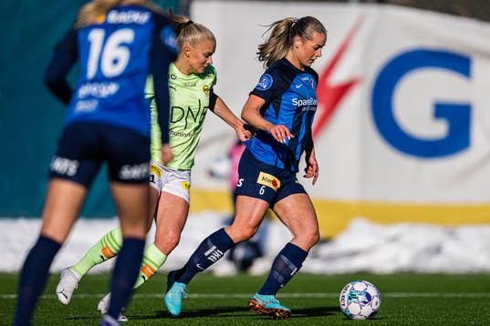 Thea Kyvåg of LSK Kvinner and Selma Pettersen of Stabæk