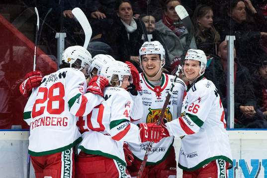 Moras Kalle Miketinac jublar med lagkamrater