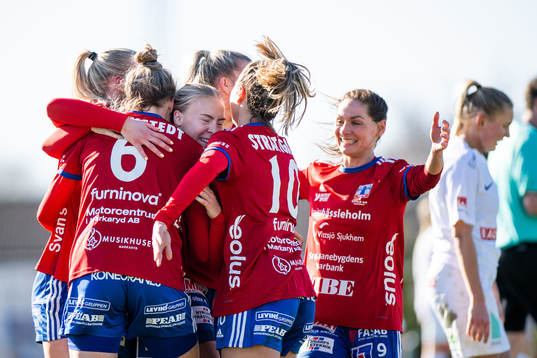 Vittsjös Jutta Rantala jublar med lagkamrater efter att hon gjort 2-2