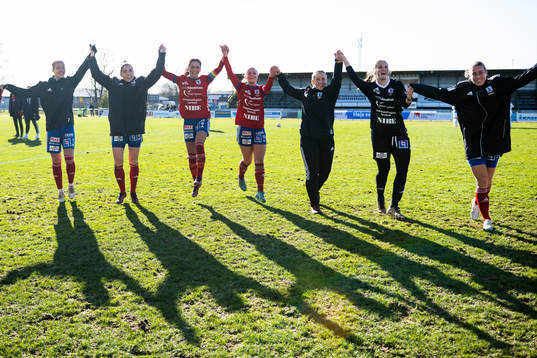 Vittsjös Klara Nyberg, Clara Markstedt, Elisabet Klinga, Moa Karlsson jublar efter slutsignalen