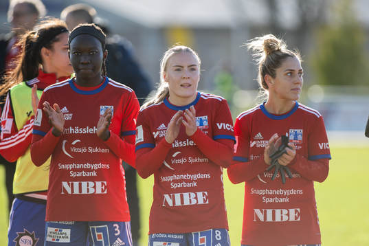 Vittsjös Sura Yekka, Jutta Rantala och Katrina Gorry jublar efter slutsignalen