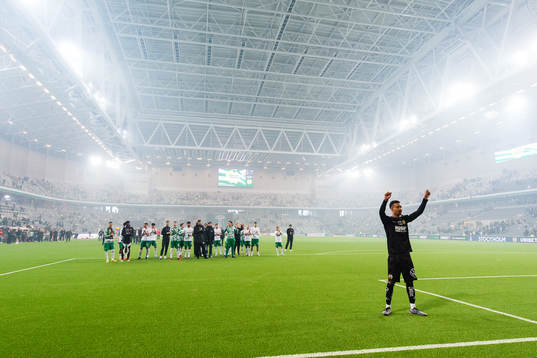 Hammarbys målvakt Oliver Dovin och övriga spelare tackar