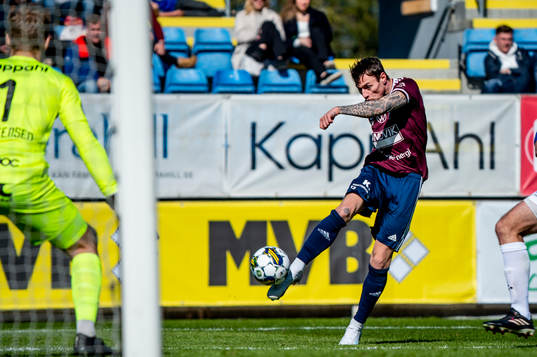 Gefles Adrian Edqvist mot Trelleborgs målvakt Kasper Thiesson Kristensen