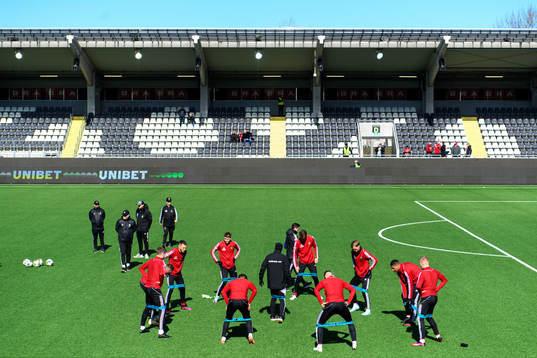 Skövde AIKs spelare värmer upp innan fotbollsmatchen i Superettan mellan Utsikten och Skövde AIK den 2 april 2023 i Göteborg. 