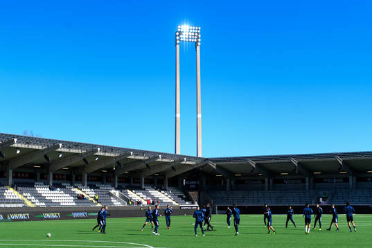 Utsiktens spelare värmer upp fotbollsmatchen i Superettan