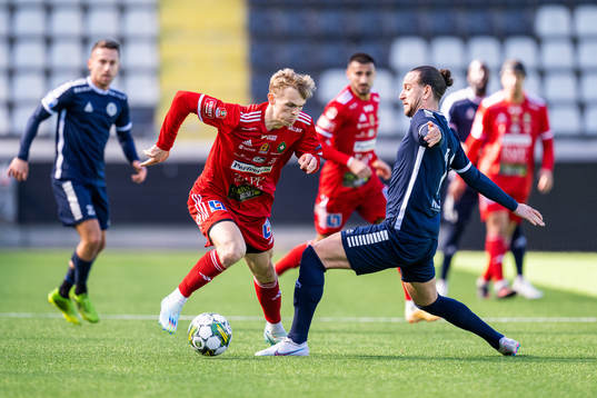 Skövde AIKs Lukas Rhöse och Utsiktens Edin Hamidovic