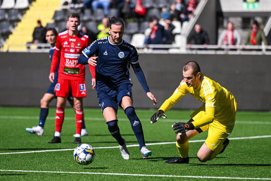 Utsiktens Edin Hamidovic och Skövde AIKs målvakt Markus