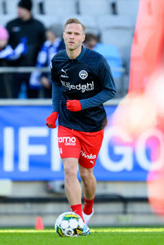 Värnamos Gustav Engvall värmer upp innan fotbollsmatchen