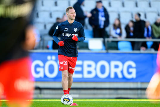 Värnamos Gustav Engvall värmer upp innan fotbollsmatchen