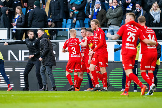 Värnamos tränare Kim Hellberg och spelare jublar efter 0-1