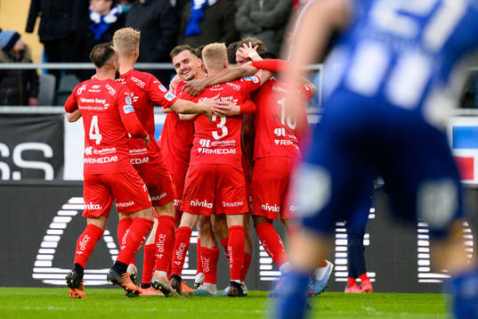 Värnamos spelare jublar efter 0-1