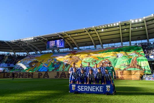 IFK Göteborgs startelva framför supportrarnas tifo innan