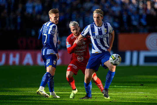 IFK Göteborgs Oscar Wendt och Johan Bångsbo mot Värnamos Marco Bustos