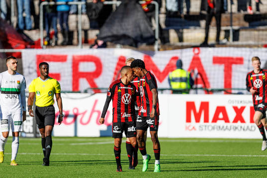 Östersunds Erick Brendon Pinheiro da Silva jublar med Chovanie Amatkarijo efter 1-1