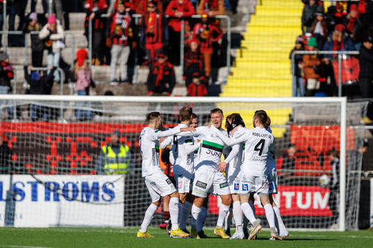 GAIS Julius Lindberg jublar med lagkamrater efter 0-1