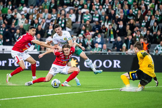 Degerfors Justin Salmon och Hammarbys Viktor Djukanovic