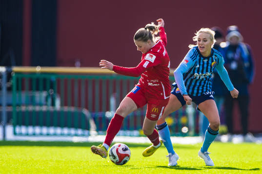 Örebros Katariina Kosola och Djurgårdens Sara Lilja Vidlund
