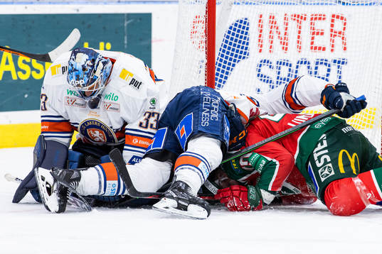 Växjös målvakt Emil Larmi och Jere Innala