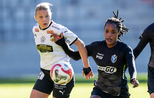 Häckens Stine Larsson och Växjö DFFs Evelyn Ijeh