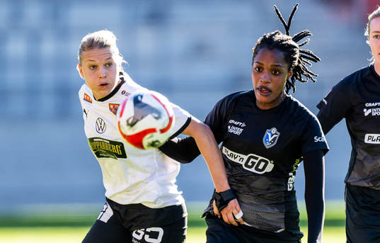 Häckens Stine Larsson och Växjö DFFs Evelyn Ijeh