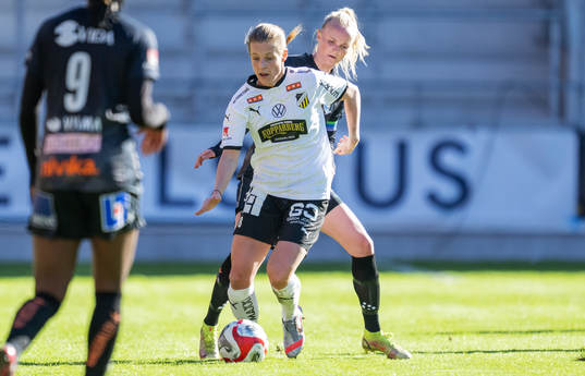 Häckens Anna Anvegård och Växjö DFFs Emma Pennsäter